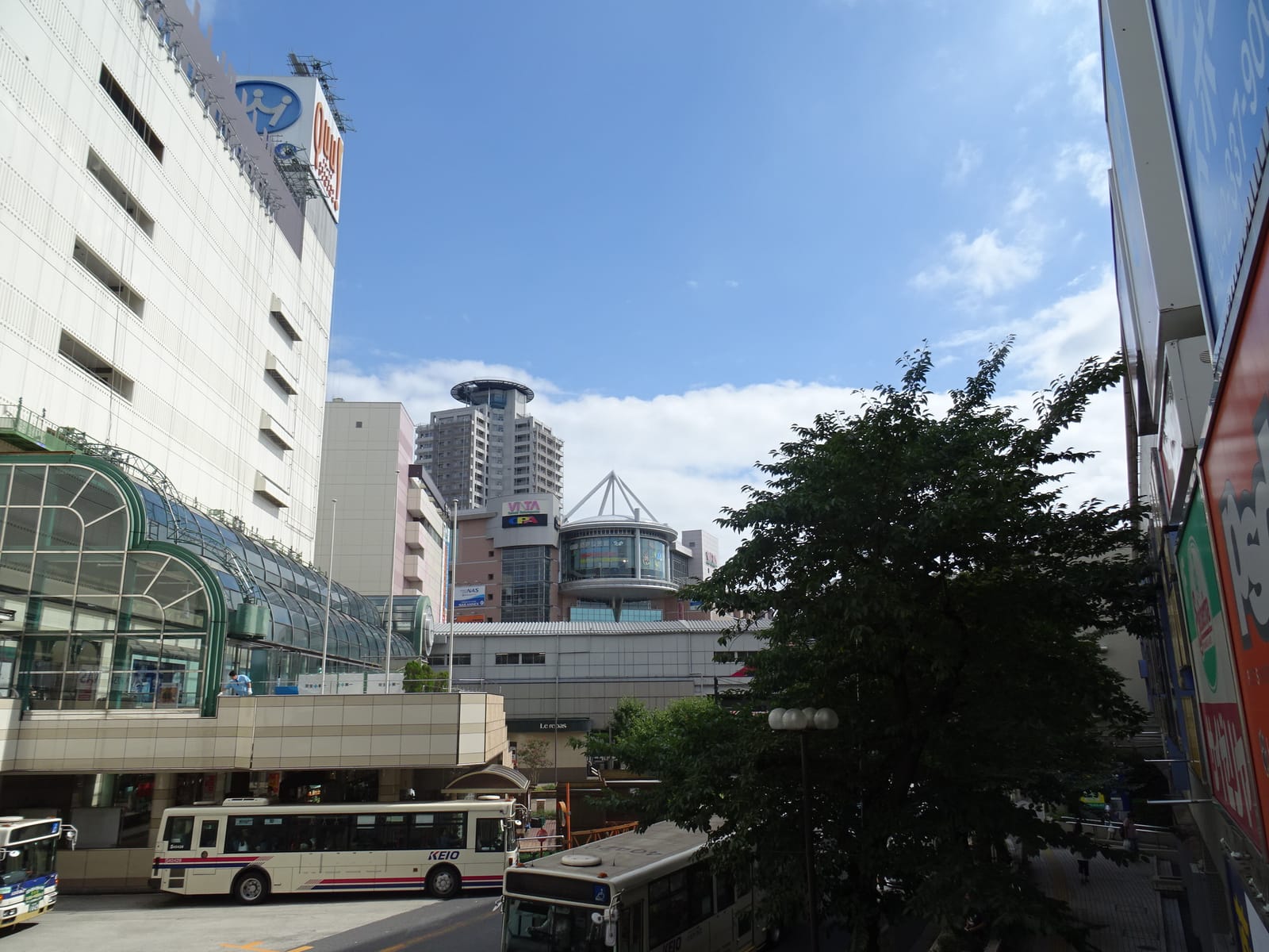 Keio buses at the bus terminal in front of Seiseki-sakuragaoka Station