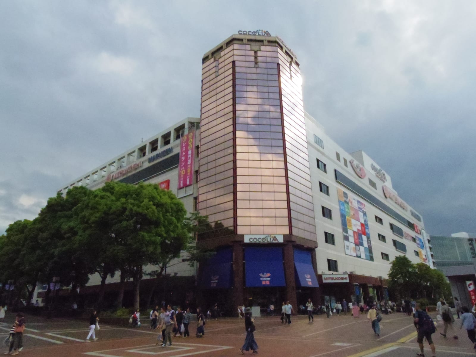 The Cocolia Tama Center shopping building and the plaza in front of it