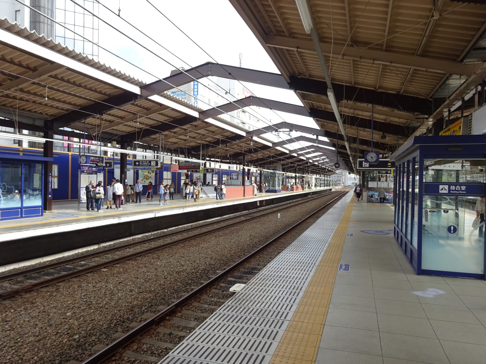 The elevated platforms of Keio Tama Center Station, with the tracks running between them