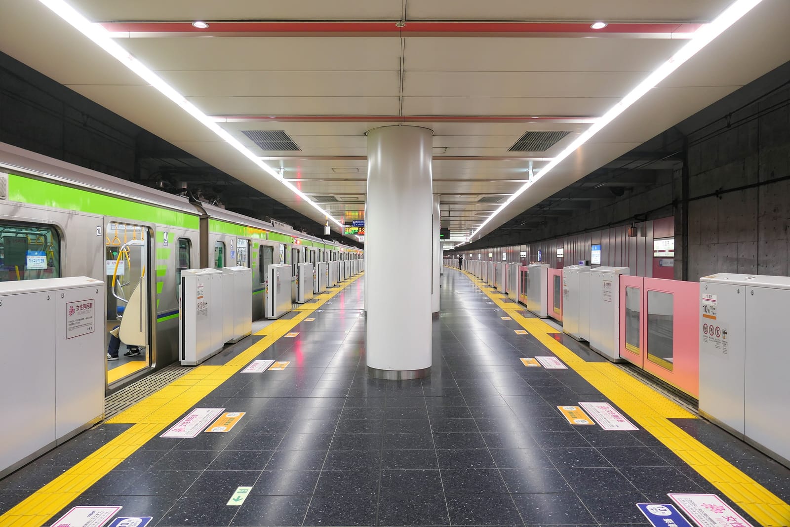 Underground platforms 3 and 4 at Chofu Station on the Keio Line, with platform screen doors